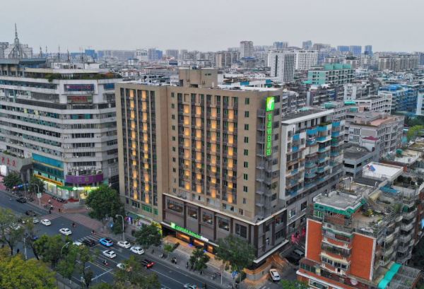 近高铁站位置好,方便吃喝!汕头中心智选假日酒店 标准大/双床房2晚套餐(含双早、可拆分)