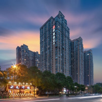 岳麓山下，全年不加价！君亦酒店(长沙岳麓山梅溪湖店) 麓山拾光观景大床房1晚+双早