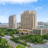 一泊二食+全家亲子城堡乐园，全程不加价！广州增城保利皇冠假日酒店 皇冠高级房1晚套餐（含双早+双人自助晚餐/中式套餐+2大1小亲子城堡乐园）