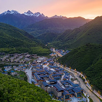 周末不加价，赏川藏绝美风光！九寨鲁能希尔顿花园酒店 花园大床房2晚连住套餐（含双早+阿坝州非遗文化博物馆门票2张）