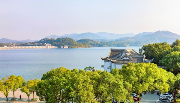 高铁直达,包邮区泡汤好选择!溧阳天目湖维景国际温泉酒店 雅致大床房2晚连住套餐(含双早+50元天目湖鱼头代金券)