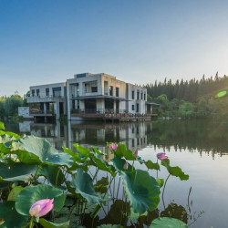 崇明岛上，16万㎡森林湿地内呼吸鲜氧！上海怡沁园度假村 湿地景观大床房1晚套餐（含双早+室内/室外儿童乐园+欢迎饮品等）