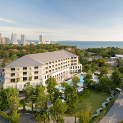 海滨边高颜值庄园式纯白建筑，视房态升房！泰国芭提雅帕塔纳山Cross酒店 都市房1晚套餐（含双早+2人份鸡尾酒+餐食20%折扣等）