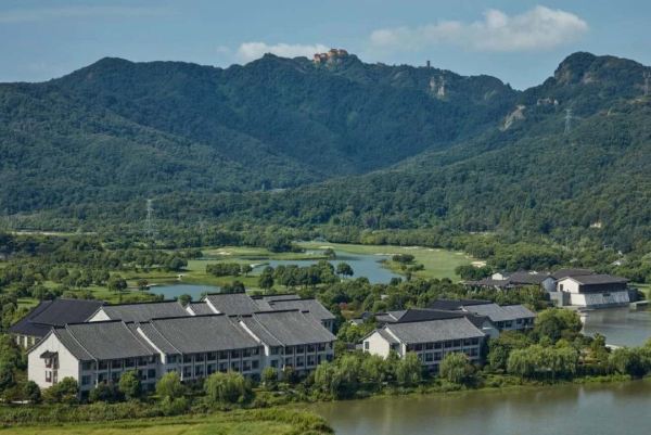 比买一送一划算,7000亩山水环绕!绍兴会稽山阳明酒店 庭院标间2晚套餐(含双早+满200减100餐饮券1张+免费停车+免费童玩等)