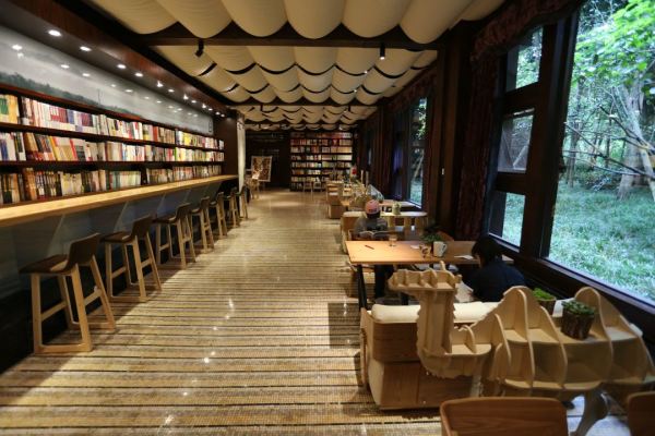 青城山老牌口碑酒店！都江堰青城豪生国际酒店 豪华大床房1晚套餐（含双早+双人单次温泉体验+minibar）