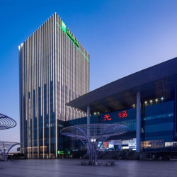 周末不加价，五一仅微涨！无锡中央车站假日酒店 高级房1-2晚套餐（含双早+可选双人鼋头渚门票）
