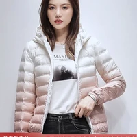 鸭鸭羽绒服 YAYA鸭鸭轻薄羽绒服女短款2021年新款冬季渐变色时尚洋气外套HP 粉色渐变 M