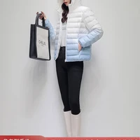 鸭鸭羽绒服 YAYA鸭鸭轻薄羽绒服女短款2021年新款冬季渐变色时尚洋气外套HP 蓝色渐变 2XL
