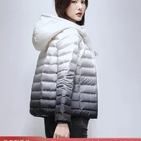 鸭鸭羽绒服 YAYA鸭鸭轻薄羽绒服女短款2021年新款冬季渐变色时尚洋气外套HP 黑色渐变 XL