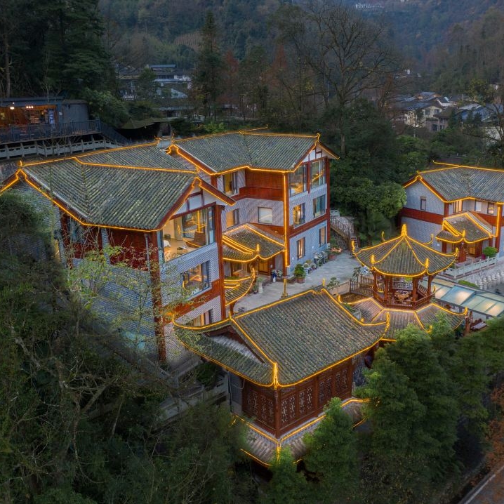 近核心景区泰安古镇，且周末不加价！青城山墅院·温泉度假别墅 合院双床房1晚套餐（含双早+单人桑拿2份+单人温泉2份+精致下午茶等）