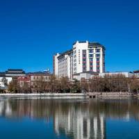 在香格里拉住香格里拉，契合度拉满！云南迪庆香格里拉大酒店 豪华大/双床房2晚连住套餐（含双早+牦牛火锅/尼西土鸡+欢迎仪式-献哈达）