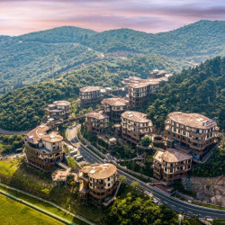 依山而建的星空主题野奢酒店，备品为爱马仕！安吉云上草原·1168星空天文酒店 特色主题房1晚套餐（含双早+云上草原2日无限次双人门票+滑草VIP免排队）