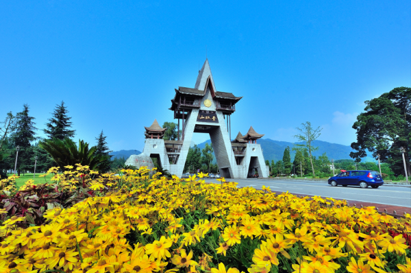 就在青城前山山门!都江堰青城豪生国际酒店 豪华房1晚+2大1小早+青城道温泉+迷你吧