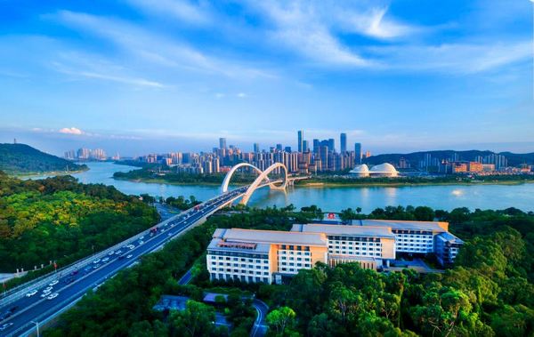 全程不加价!约日历房6.8折!南宁荔园维景国际大酒店 商务园景大床房(天然氧吧+布艺沙发) 2晚连住