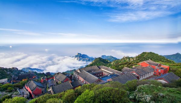 近天外村登山口！有效至年底，周末不加价！泰安铭座三泰主题酒店(泰山景区店) 美居大床房1晚