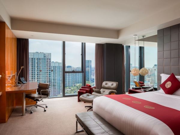 黄浦江南岸迷人江景，一泊二食套餐！上海世博洲际酒店 豪华房1晚套餐（含双早+双人简餐/自助晚餐）