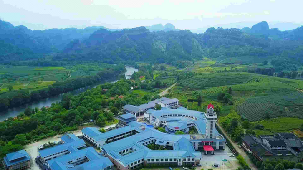 这个“双世遗”限时免票,景区酒店日历房6折!武夷山绿地铂骊酒店(九曲溪竹筏码头店) 云上复式园景亲子房2晚连住(含3份早餐+双人汉服体验+拼车接机/站等)