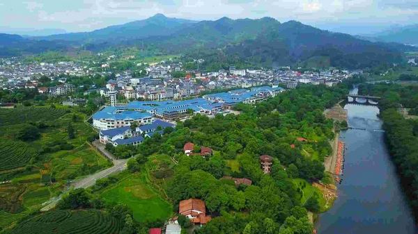 这个“双世遗”限时免票,景区酒店日历房6折!武夷山绿地铂骊酒店(九曲溪竹筏码头店) 云上复式园景亲子房2晚连住(含3份早餐+双人汉服体验+拼车接机/站等)