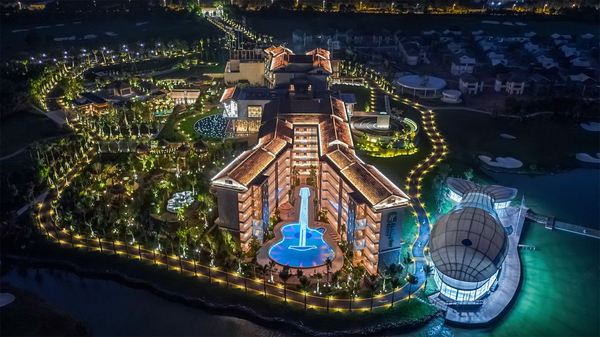 温泉圣地！6800㎡亲子乐园！琼海官塘假日度假酒店 高级园景房1晚含早餐+2大2小温泉+2大2小乐园畅玩+琼海动车站接送等