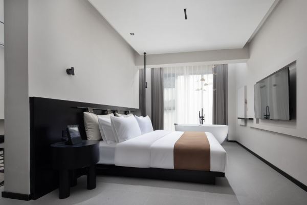新补货：高颜值又高口碑，不到500住景区里的套房！XHotel(长沙五一广场IFS国金中心店) X-全景影院浴缸套房 2晚可拆分套餐（含双早+鸡尾酒2杯等）