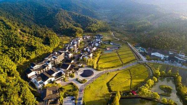 东钱湖高性价比！温泉/晚餐/下午茶三选一！宁波东钱湖山水君澜度假酒店 多房型1-2晚套餐（含双早+下午茶/汤泉/晚餐三选一）