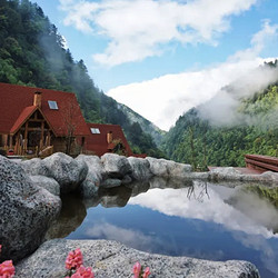 春夏也能泡的雪山温泉，还是私汤房型！四川理县古尔沟华美达温泉度假酒店 花田木屋温泉大床房1晚套餐（含双早+2大1小不限次温泉等）