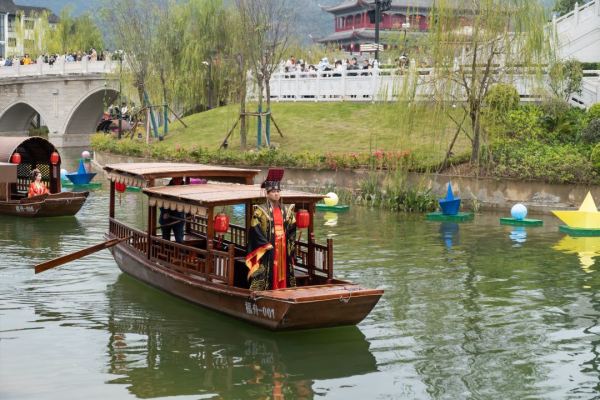 闽越水镇景区内!周末不加价!福州闽越水镇安嘉悦酒店 高级房1晚(可选双人寻梦演艺嘉宾座/炉鱼悦享套餐)