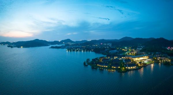 270°水环绕,住65㎡园景房!直面小普陀!宁波东钱湖万金雷迪森度假酒店 高级园景房1-3晚套餐