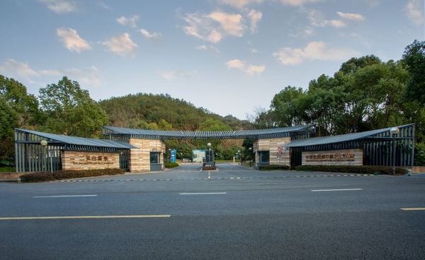 周末不加价！吃时鲜+泡高口碑温泉去！宁波东钱湖华侨豪生大酒店 高级房 1晚含双早+二灵山温泉