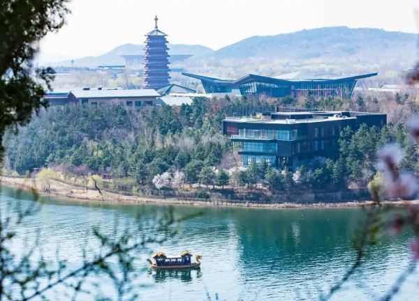 雁栖湖畔,京郊后花园!北京日出东方凯宾斯基酒店 豪华城景房1晚套餐(可选早+迷你吧+啤酒坊餐厅9折+儿童俱乐部等)