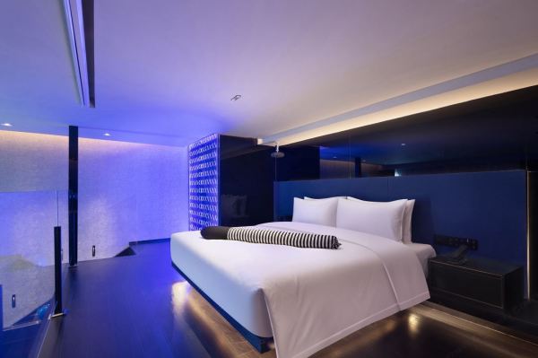 毗邻长沙繁华中心,住景区里的60m²套房!X-Hotel长沙五一广场步行街店 LOFT影院浴缸套房2晚可拆分套餐(含鸡尾酒2杯+伴手礼+跟拍等)