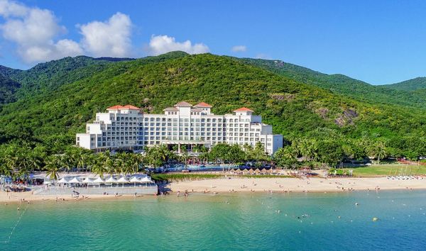 相当于一价全包！亚龙湾一线高性价比！三亚亚龙湾海景国际度假酒店 高级山景房1晚套餐（含双早+双人下午茶+双人椰子鸡套餐+旅拍+皮划艇体验等）