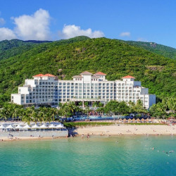 相当于一价全包！亚龙湾一线高性价比！三亚亚龙湾海景国际度假酒店 高级山景房1晚套餐（含双早+双人下午茶+双人椰子鸡套餐+旅拍+皮划艇体验等）