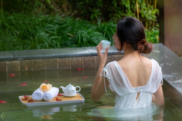 东钱湖高性价比!温泉/晚餐/下午茶三选一!宁波东钱湖山水君澜度假酒店 多房型1-2晚套餐(含双早+下午茶/汤泉/晚餐三选一)