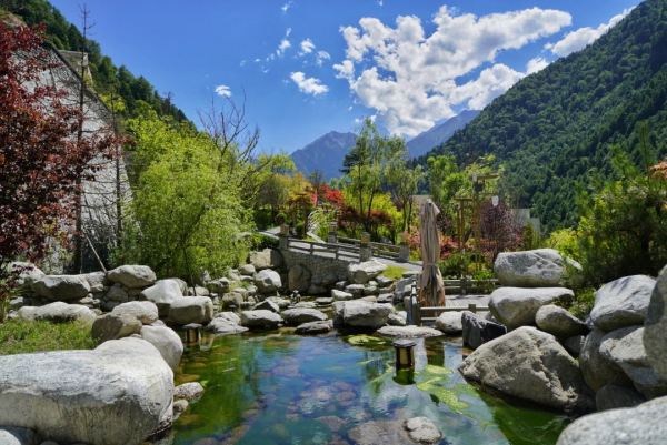 赏川西壮丽美景,含雪山温泉畅泡!四川理县古尔沟华美达温泉度假酒店 花田温泉私汤房1晚套餐(含2大2小早餐+2大2小华美达温泉畅泡+餐饮8.5折券等)
