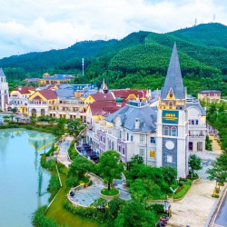 华丽城堡造型，位于鹭湖森林度假区内！佛山美的鹭湖岭南花园酒店 花园公寓山景大/双床房1晚套餐（含双早+双人无限次半山汤谷）