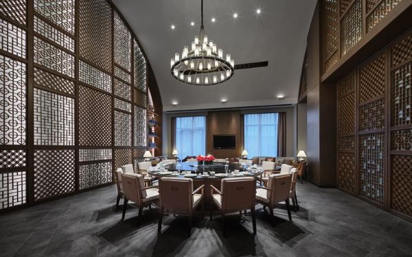 暑假不加价!含2张《再回延安》演出票!延安万达嘉华酒店 豪华湖景房1晚(双早)