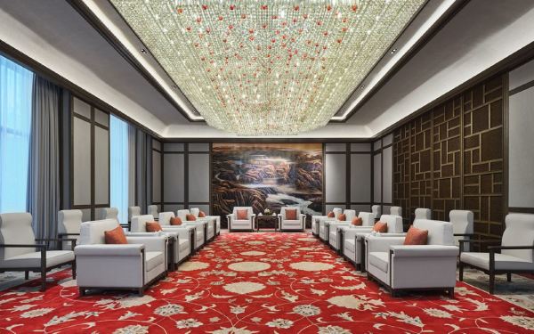 暑假不加价!含2张《再回延安》演出票!延安万达嘉华酒店 豪华湖景房1晚(双早)