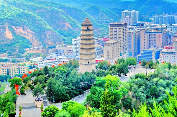 暑假不加价!含2张《再回延安》演出票!延安万达嘉华酒店 豪华湖景房1晚(双早)