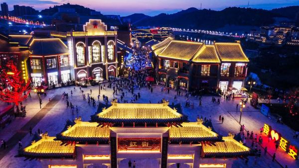 暑假不加价!含2张《再回延安》演出票!延安万达嘉华酒店 豪华湖景房1晚(双早)