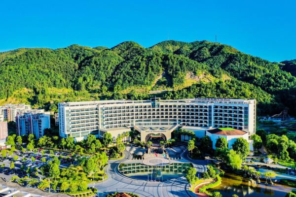 夏季温度不到23℃!避暑好去处!江西萍乡武功山温泉君澜度假酒店 副楼公寓双床房1晚(双早+仙凤三宝门票+温泉+水上乐园)