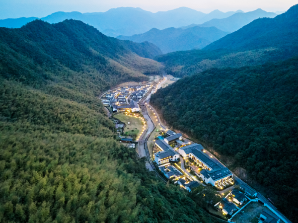 夏季出游主打避暑,每晚低至300+!躲山里、去水边,带你花式过夏天