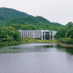 金庸住过的国宾馆！拥有44万平原始森林！峨眉山红珠山宾馆 5号楼湖景大床间1晚套餐（含双早+双人森林温泉+峨眉站接送等）