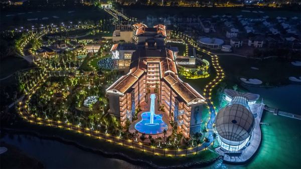 温泉圣地！6800㎡亲子乐园！琼海官塘假日度假酒店 高级园景房1晚含早餐+2大2小温泉+2大2小乐园畅玩+琼海动车站接送等