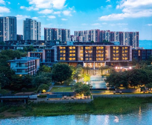 有效期到年底且全程不加价！广东清远瞻云度假酒店 豪华双床房1晚套餐（含双早+无限次鱼窝汤泉）