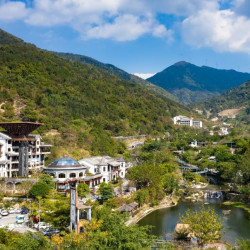 天露山度假区内！暑假周中不加价！广东新兴天露山养生度假酒店 禅缘双床房1晚（双早+天露山+梯田花谷+畅游梅溪小镇+篝火晚会等）