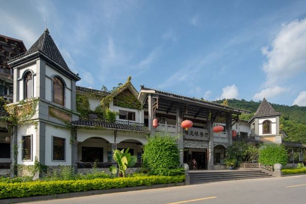 天露山度假区内!暑假周中不加价!广东新兴天露山养生度假酒店 禅缘双床房1晚(双早+天露山+梯田花谷+畅游梅溪小镇+篝火晚会等)