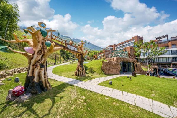 住进爽酷高山草原!伸手“够”云海!安吉云上草原度假村·半山隐竹酒店1晚隐竹主题房含双早+下午茶