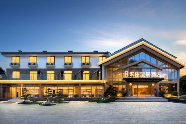 近青城山入口!周末仅微加价!成都来住星辰酒店(青城山店) 旅居双床房1晚+双早+青城山高铁站免费接送