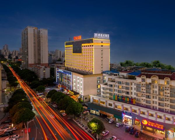 全程不加价！南宁君豪大酒店(青秀万达金湖广场地铁站店) 中式房1晚+双早